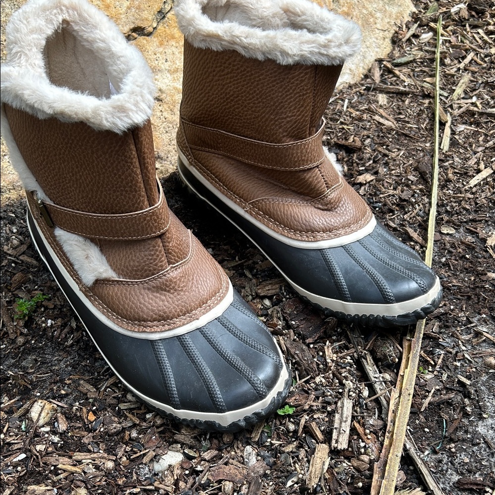 JBU Tan and Black Fur-Lined Duck Boots